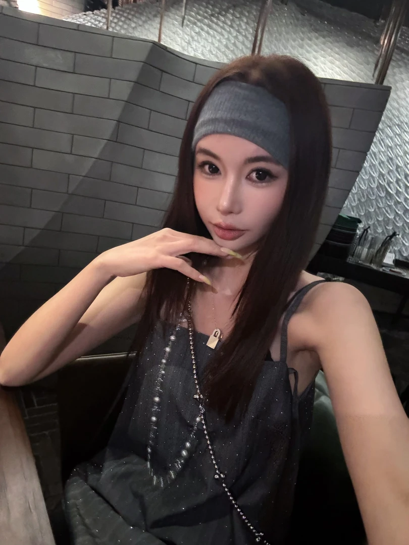 婉君【线条艺术家】夏季气质休闲百搭亮闪无袖背心LWJ25B2TZ1395