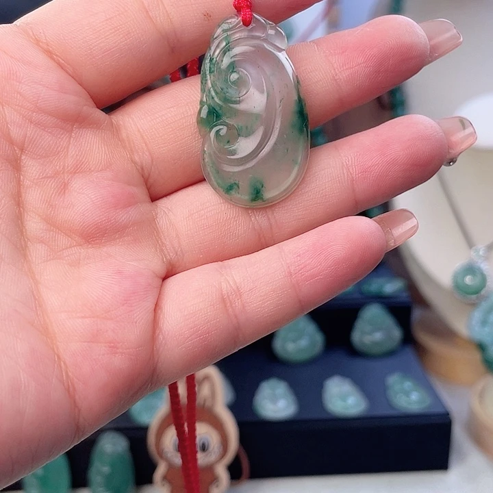 石英质玉未镶嵌颈饰如意