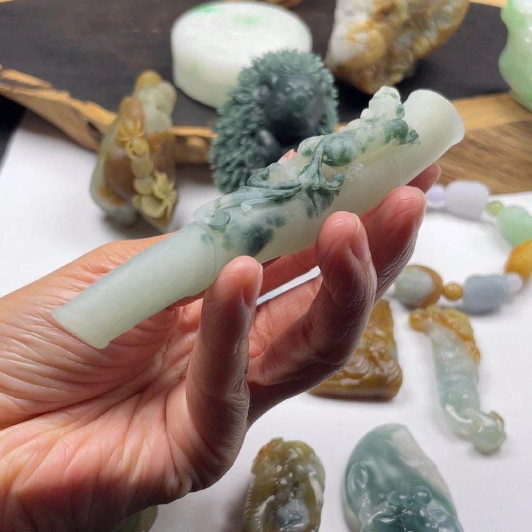 那***了定制翡翠未镶嵌烟嘴
