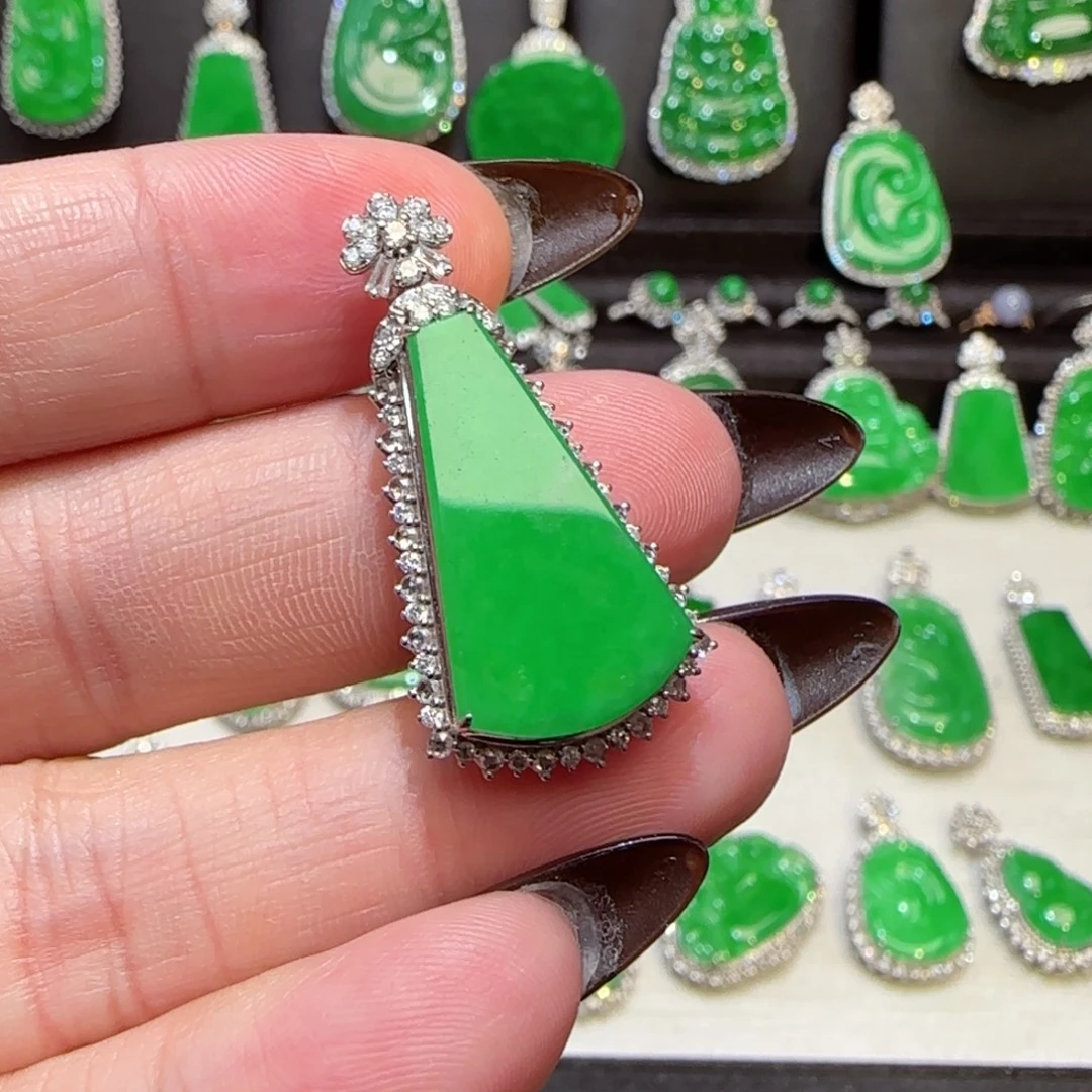 翡翠18K金镶嵌颈饰无事牌