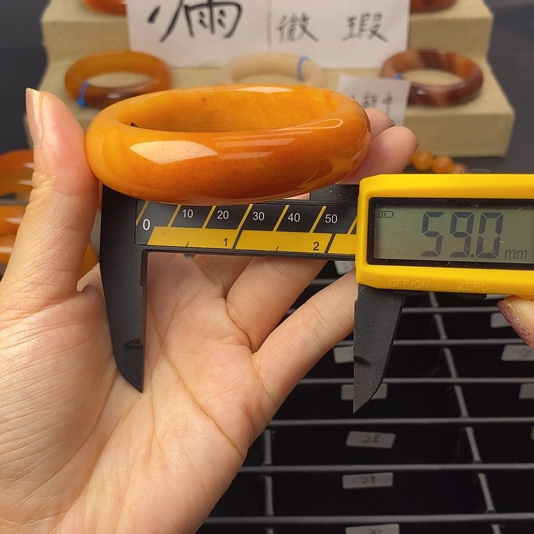 未镶嵌石英质玉（黄龙玉）手镯7号金沙老油料红如血