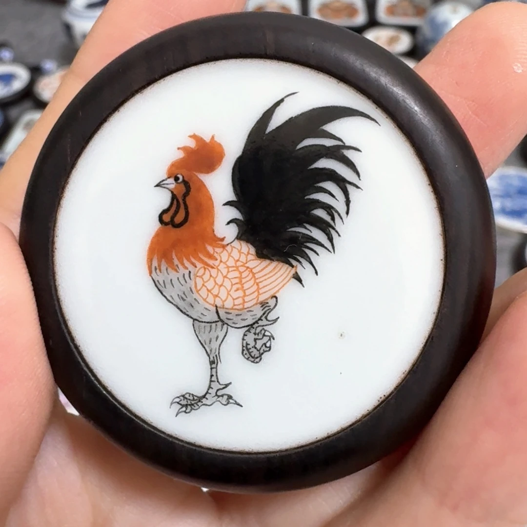眼***翔瓷片粉彩鸡挂件一个