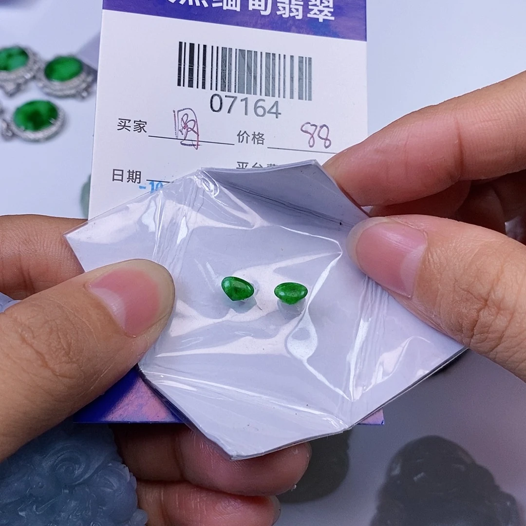 圆***睛翡翠未镶嵌颈饰翡翠
