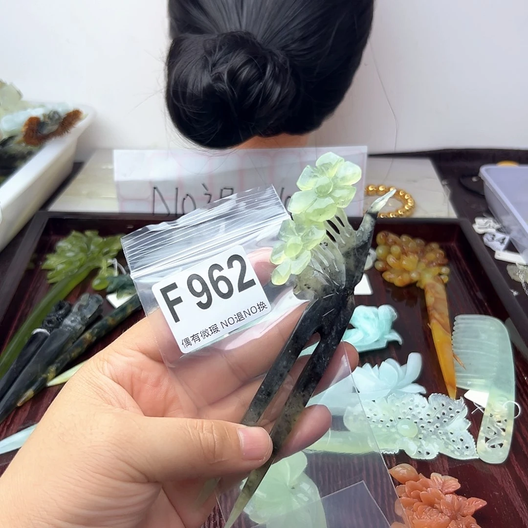 蛇纹石玉合金颈饰秋***?