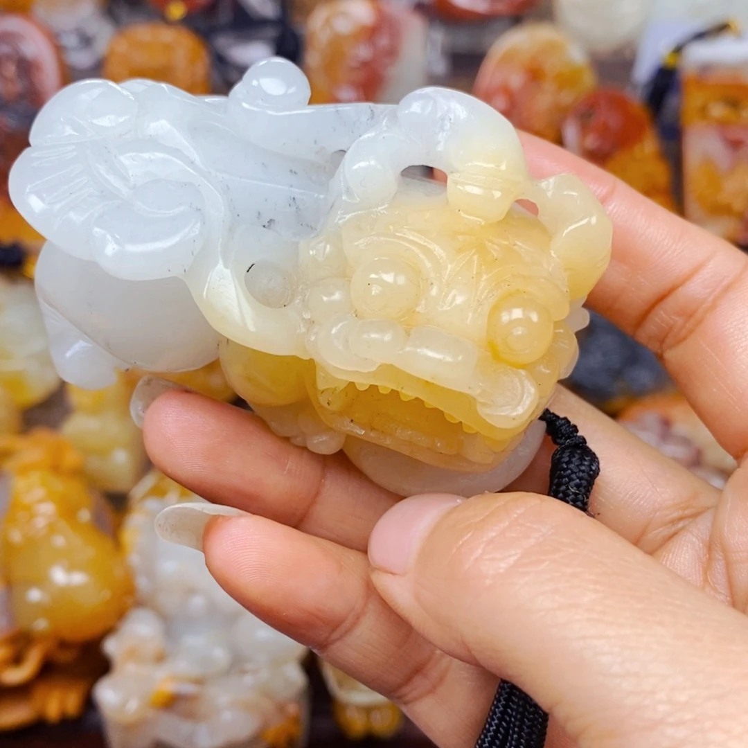 石英质玉（黄龙玉）未镶嵌颈饰