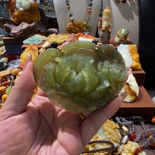 蛇纹石玉未镶嵌颈饰