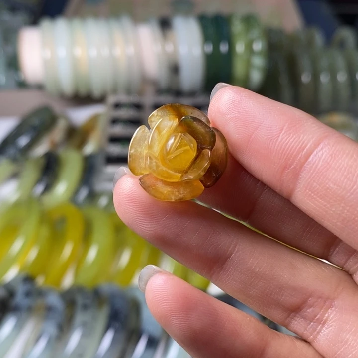 蛇纹石玉颈饰未镶嵌