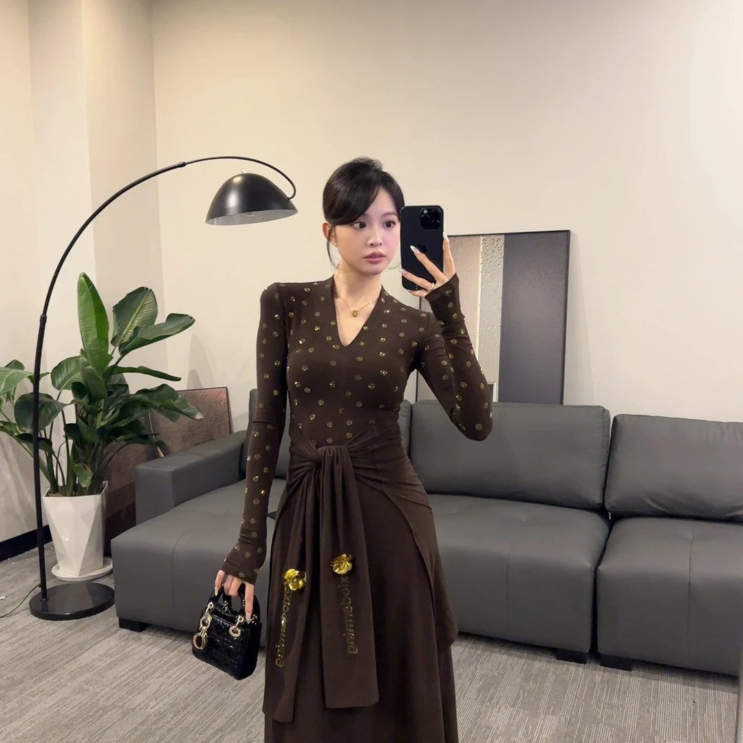 【OS&oneshow】咖色V领复古法式长袖连衣裙叠穿设计新款围裙两件套