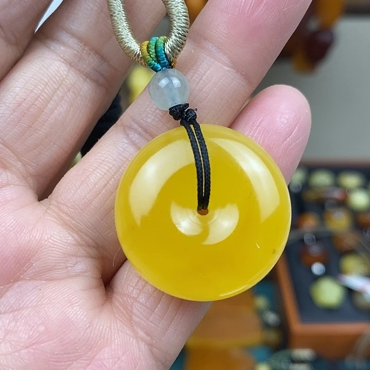 琥珀未镶嵌颈饰平安扣