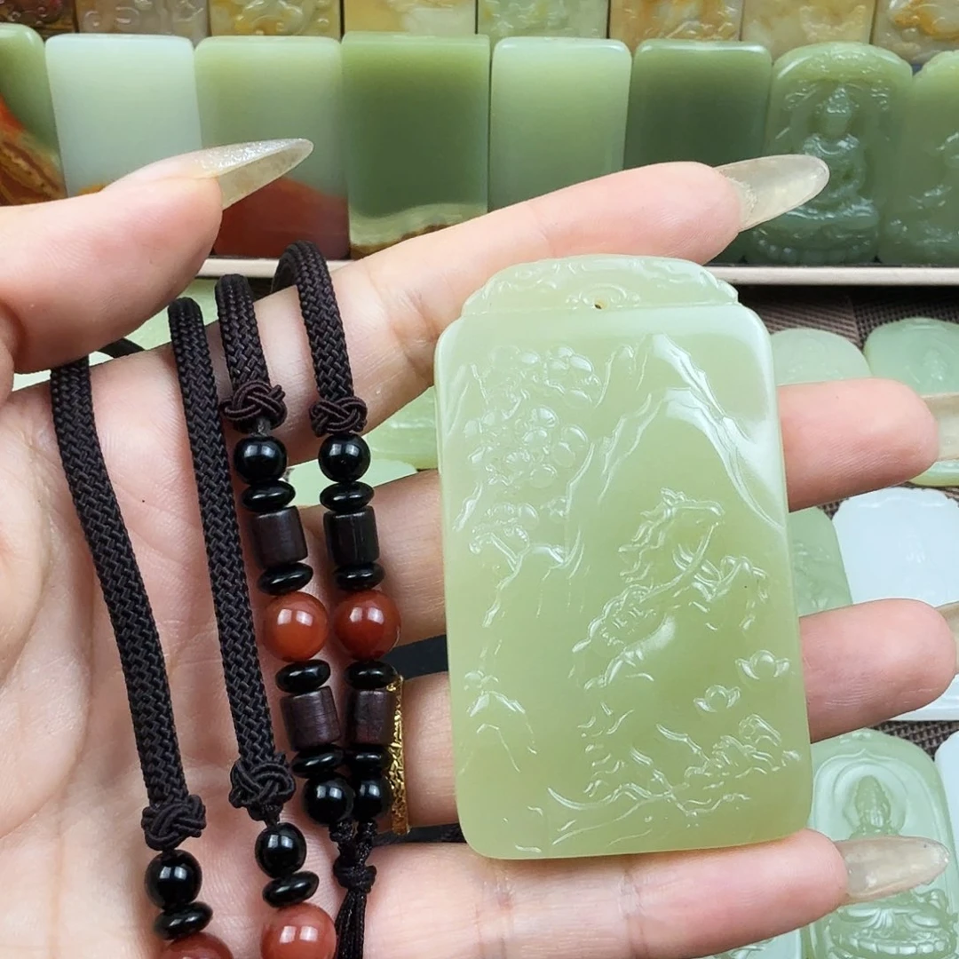 果绿色生肖马吊坠