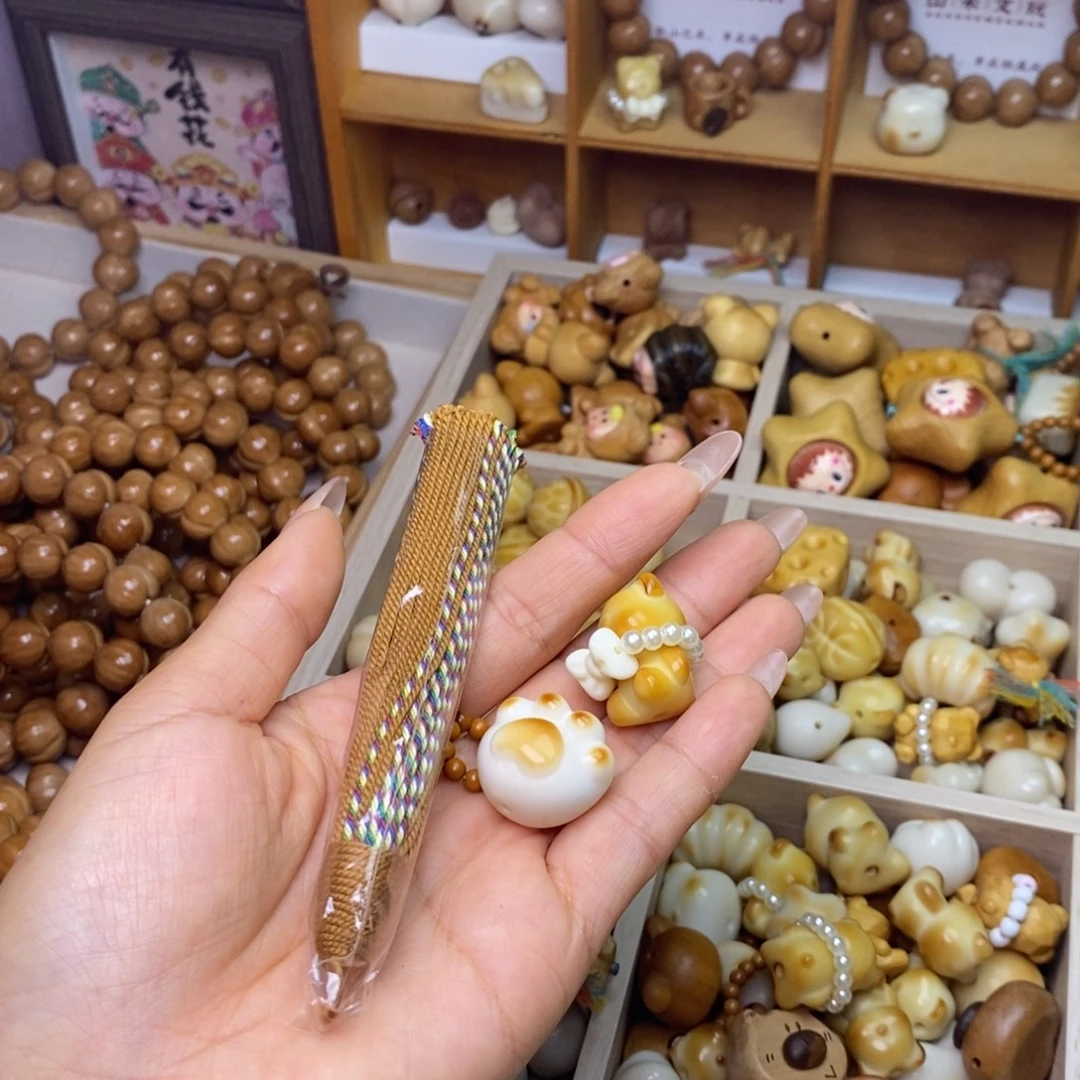 吊坠猴头核桃金黄流苏和炭烤猫爪和绅士熊和橄榄卡环