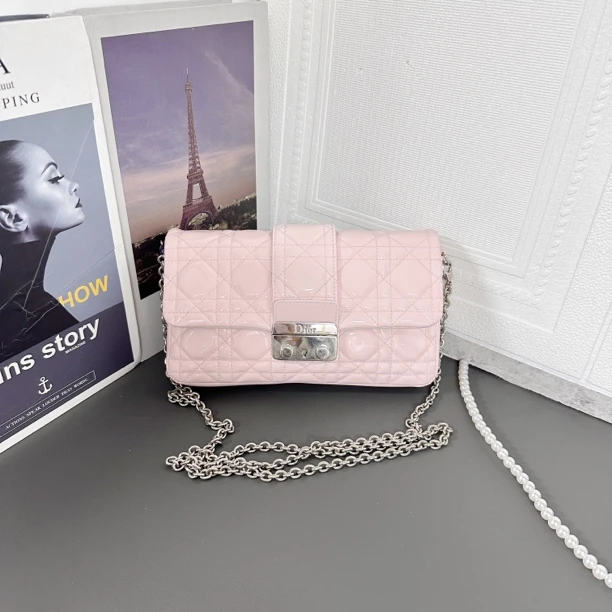 95新 DIOR/迪奥 樱花粉漆皮链条单肩斜挎包