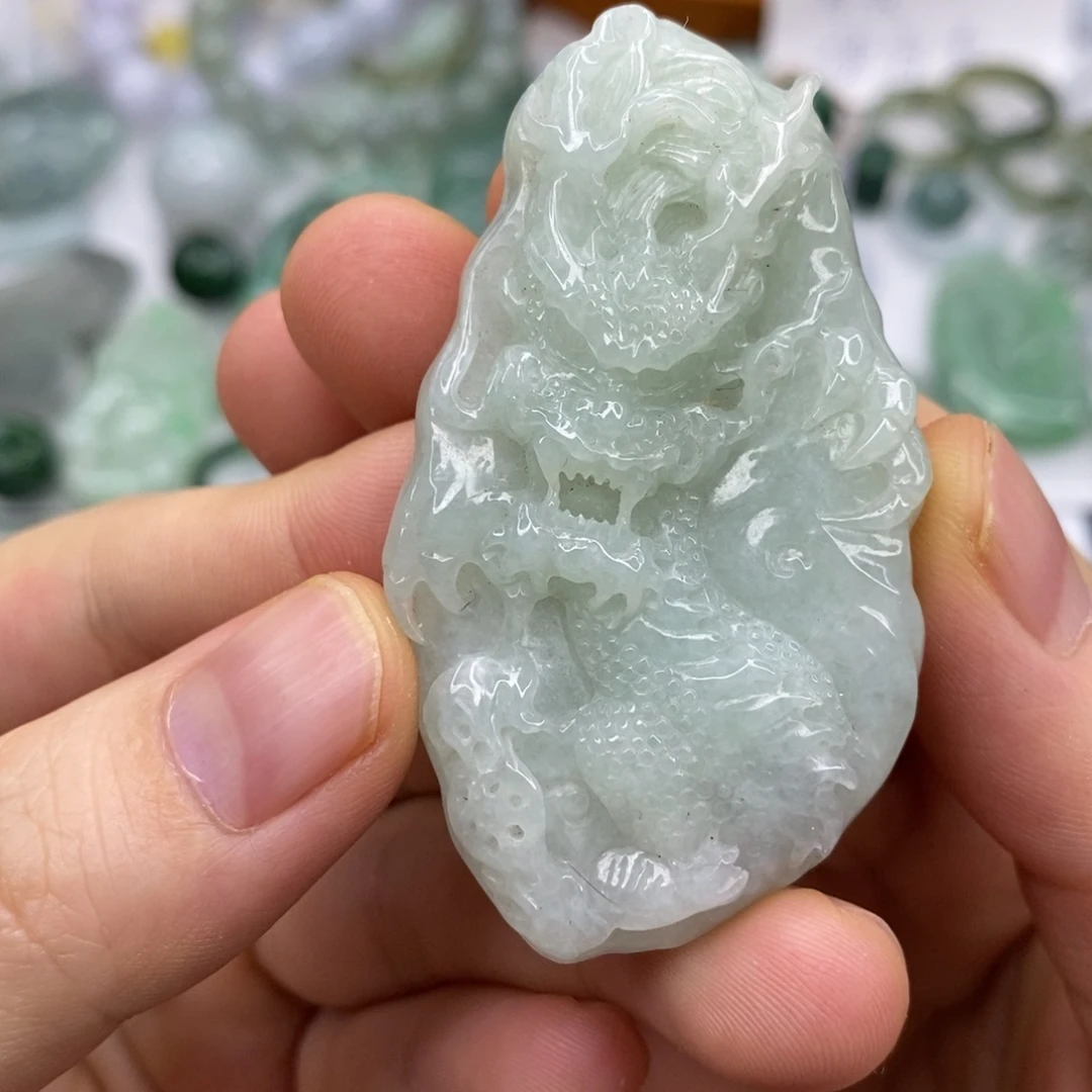 翡翠未镶嵌颈饰龙牌