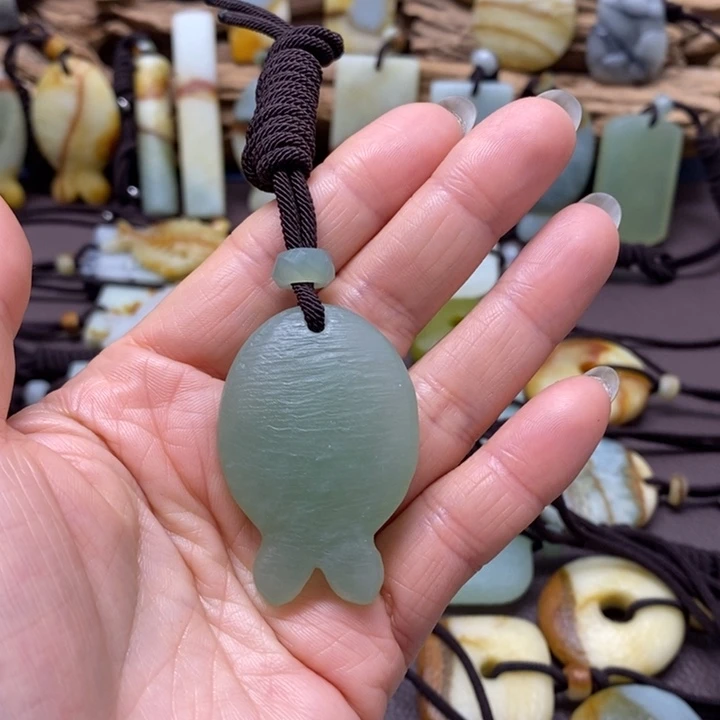 上***定蛇纹石玉未镶嵌颈饰