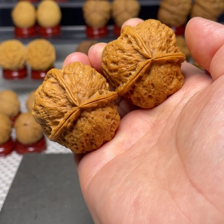 文玩核桃把件一****虎6三棱，微瑕