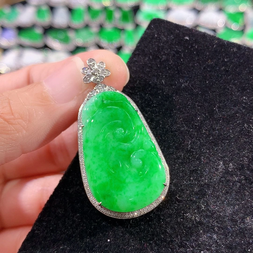 翡翠18K金镶嵌颈饰