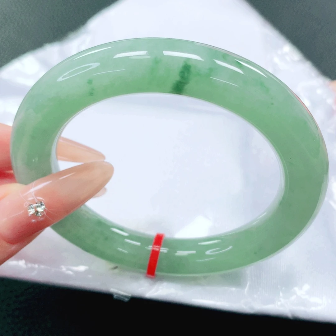 翡翠手镯未镶嵌54。