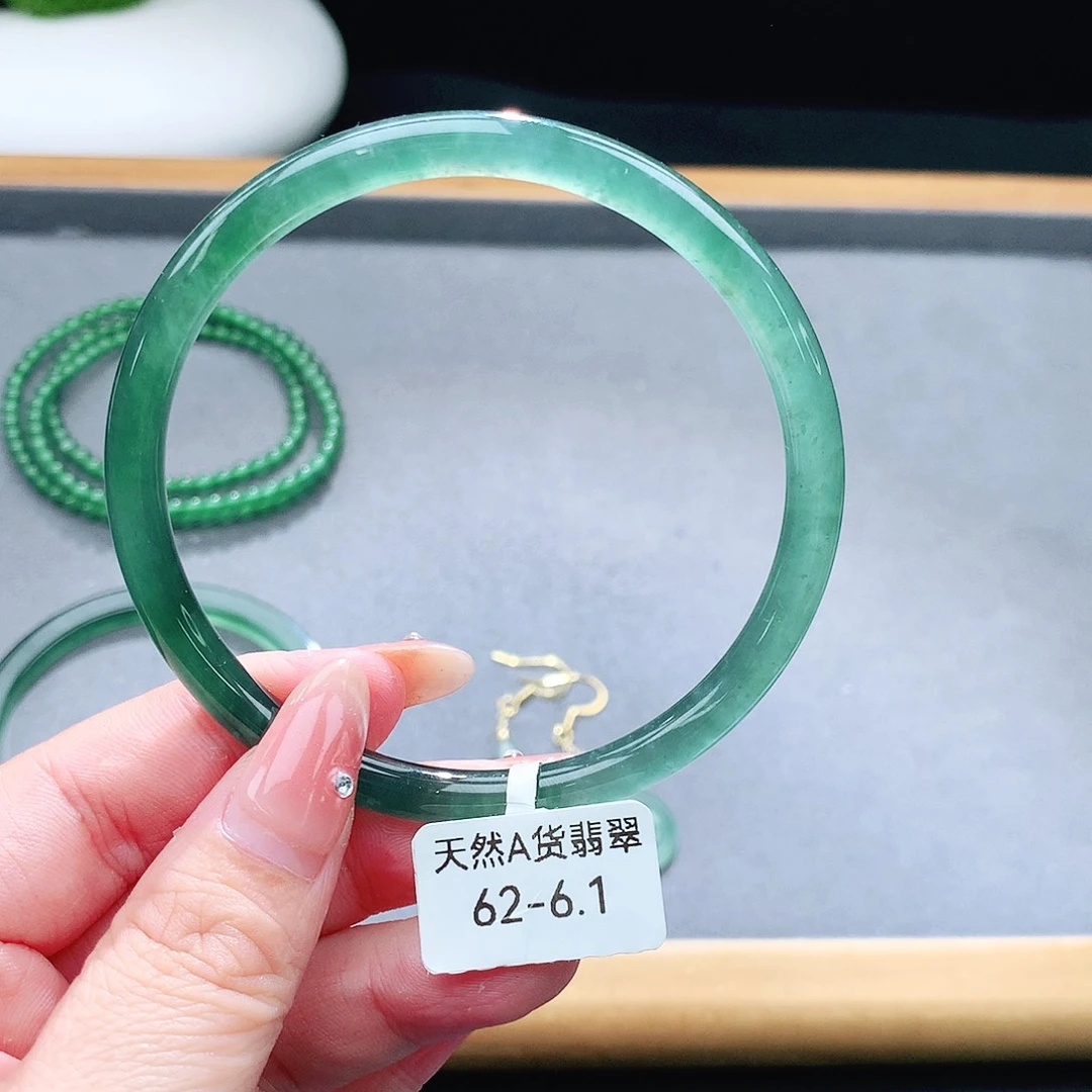 未镶嵌手镯（圆镯）翡翠