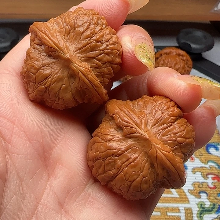 文玩核桃吊坠血麒麟