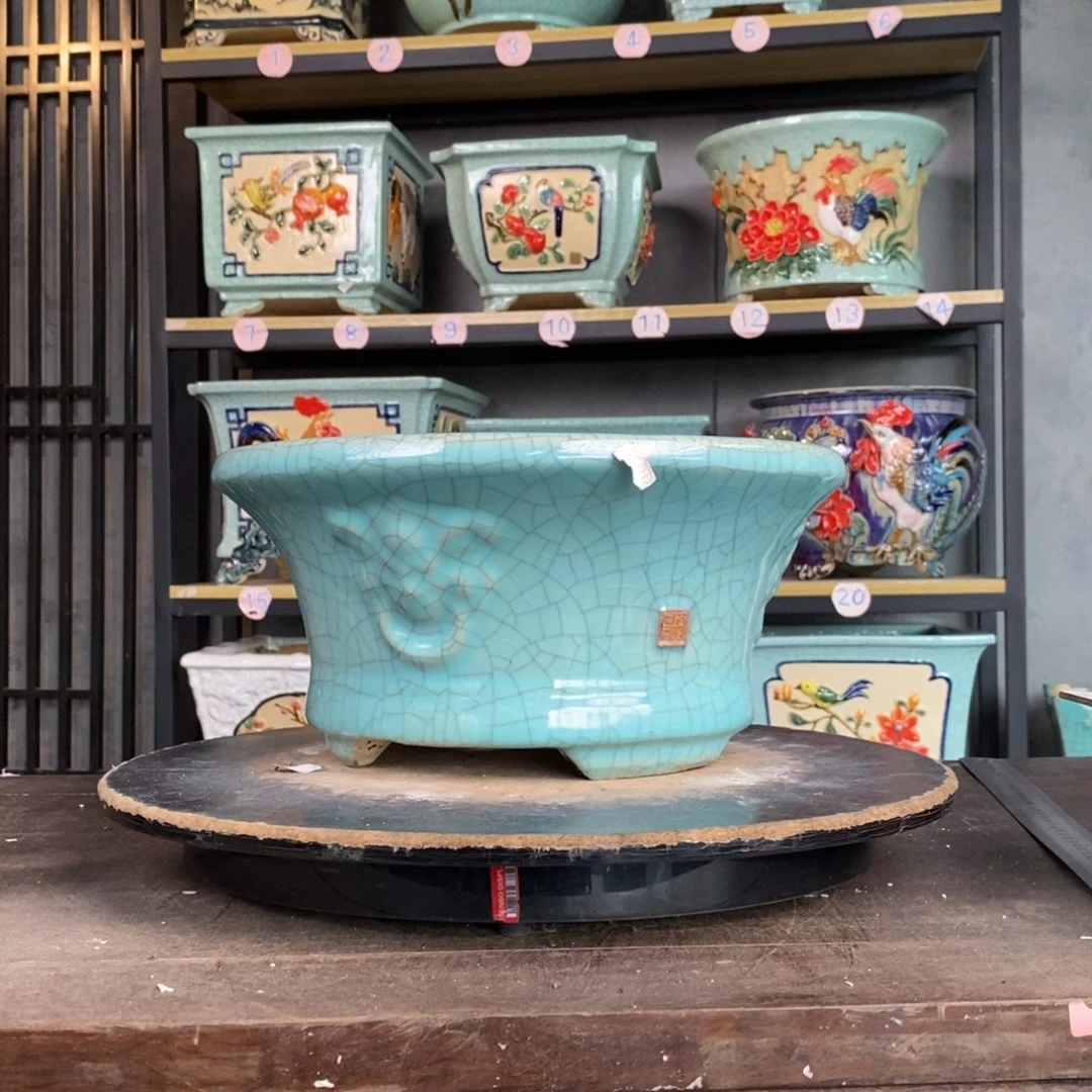 红陶生*里豆青圆盆。