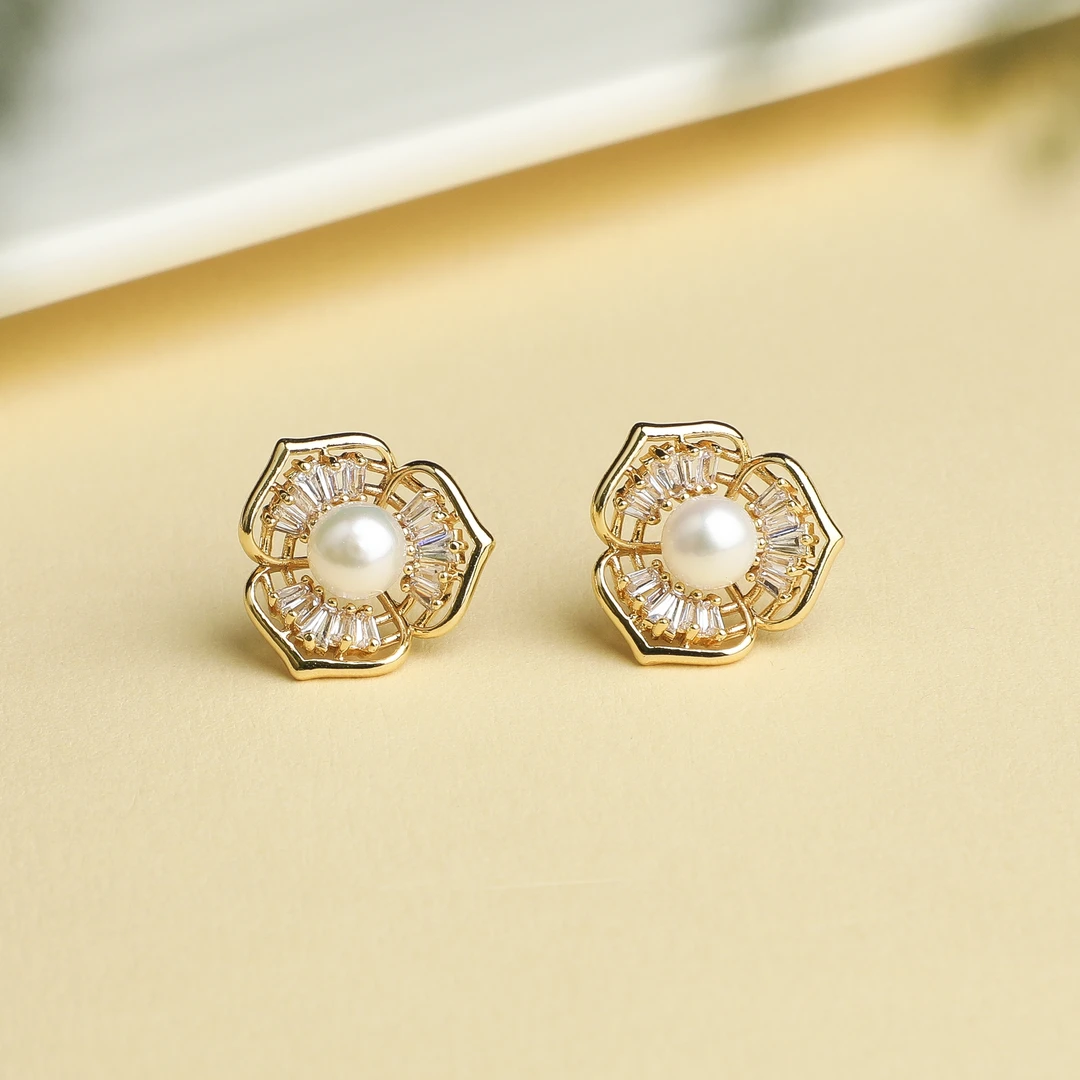 （桃）天然淡水珍珠三瓣花造型S925银耳钉