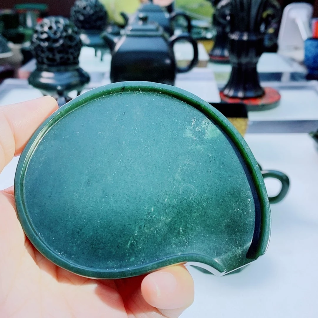 未镶嵌和田玉摆件微瑕