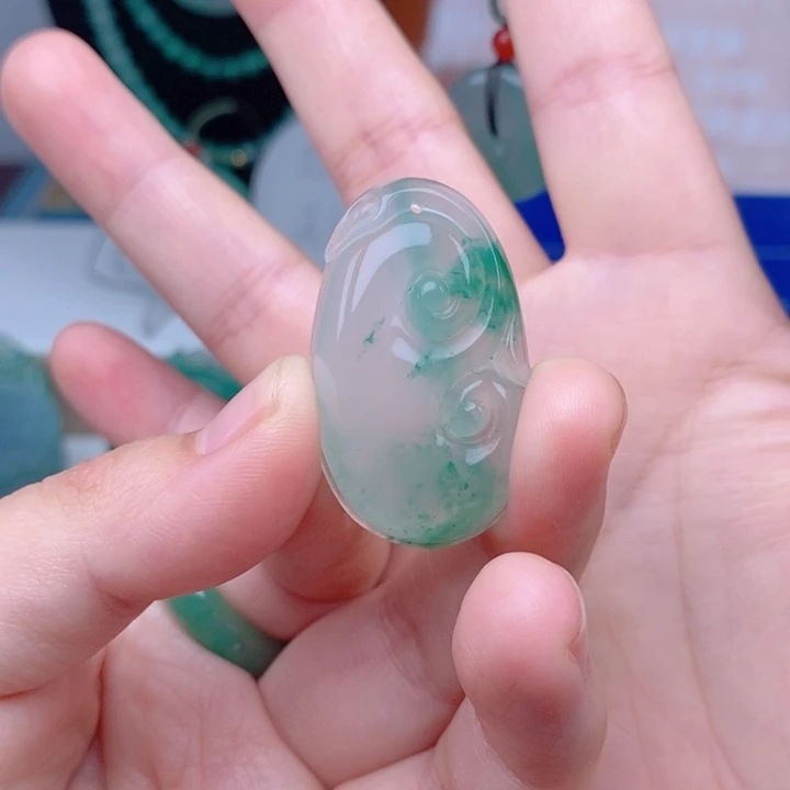 颈饰未镶嵌石英质玉