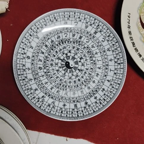 瓷片瓷片，各种摆件，均有瑕疵。沙锅！
