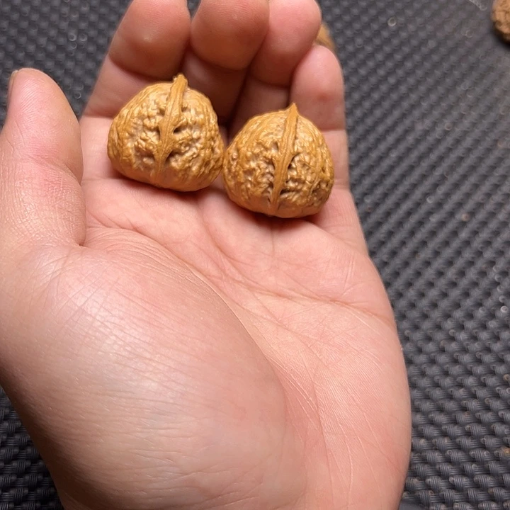 文玩核桃吊坠寿桃