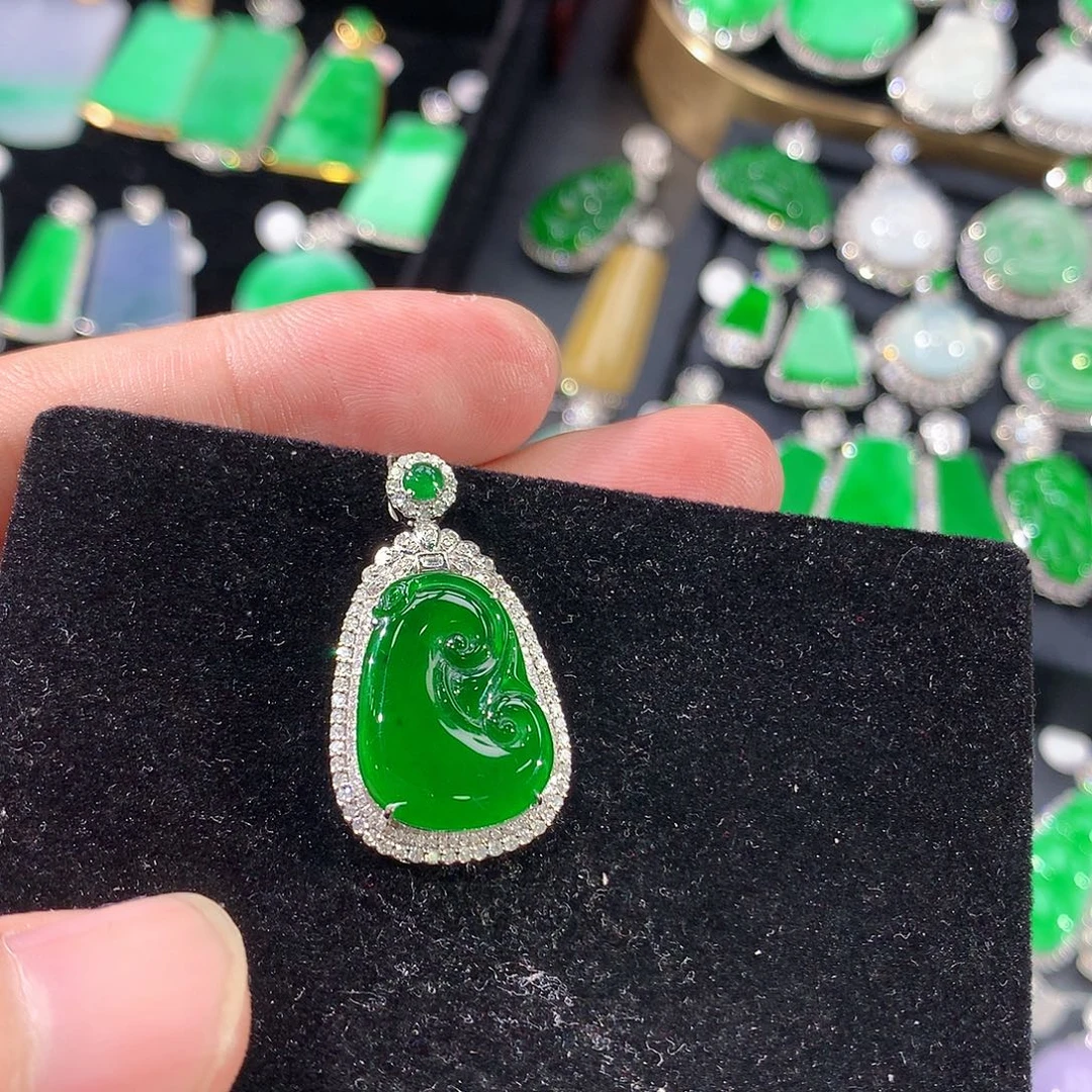 翡翠18K金镶嵌颈饰