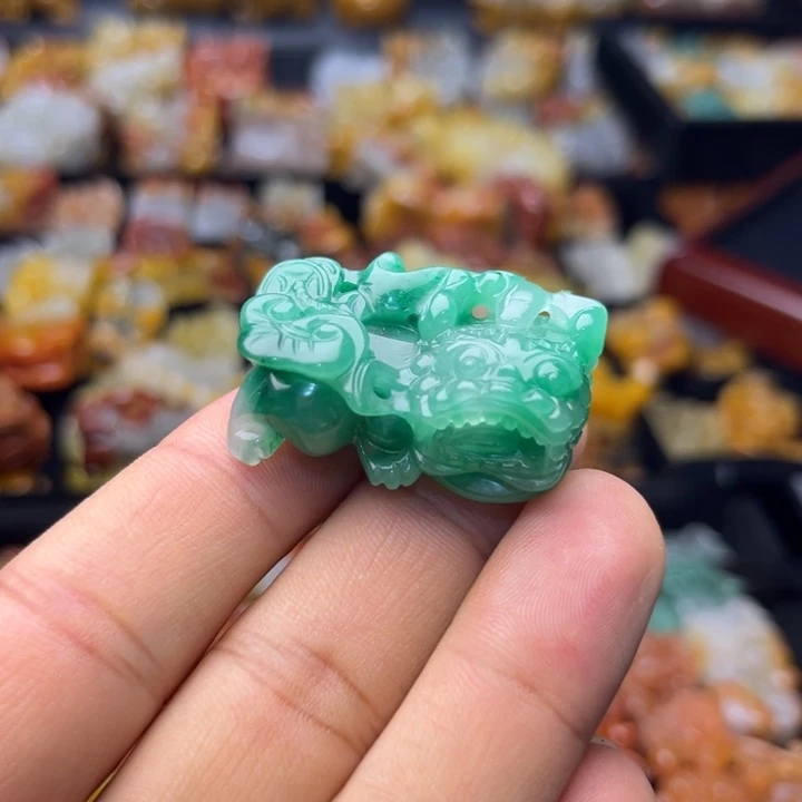未镶嵌石英质玉（黄龙玉）颈饰