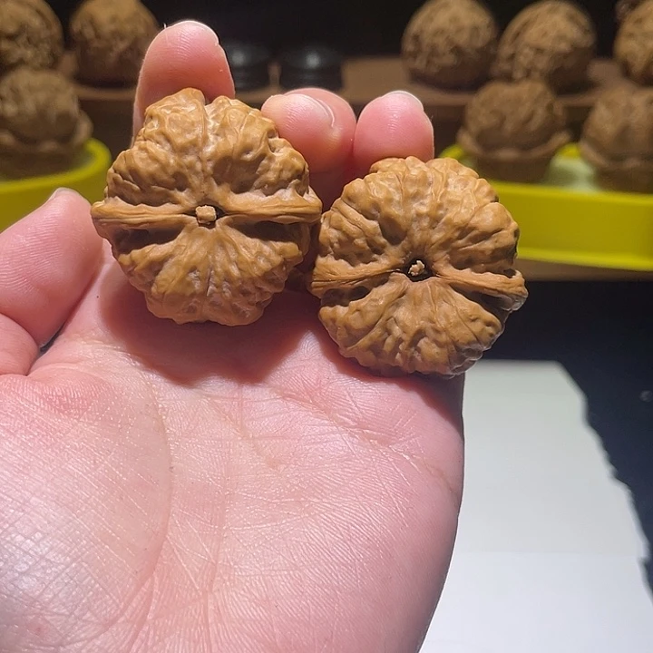 文玩核桃吊坠山****）蛤蟆头小黄