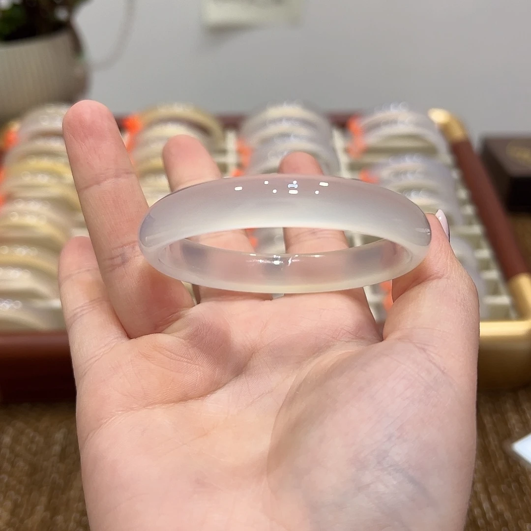 萍***洒玛瑙/玉髓未镶嵌手镯