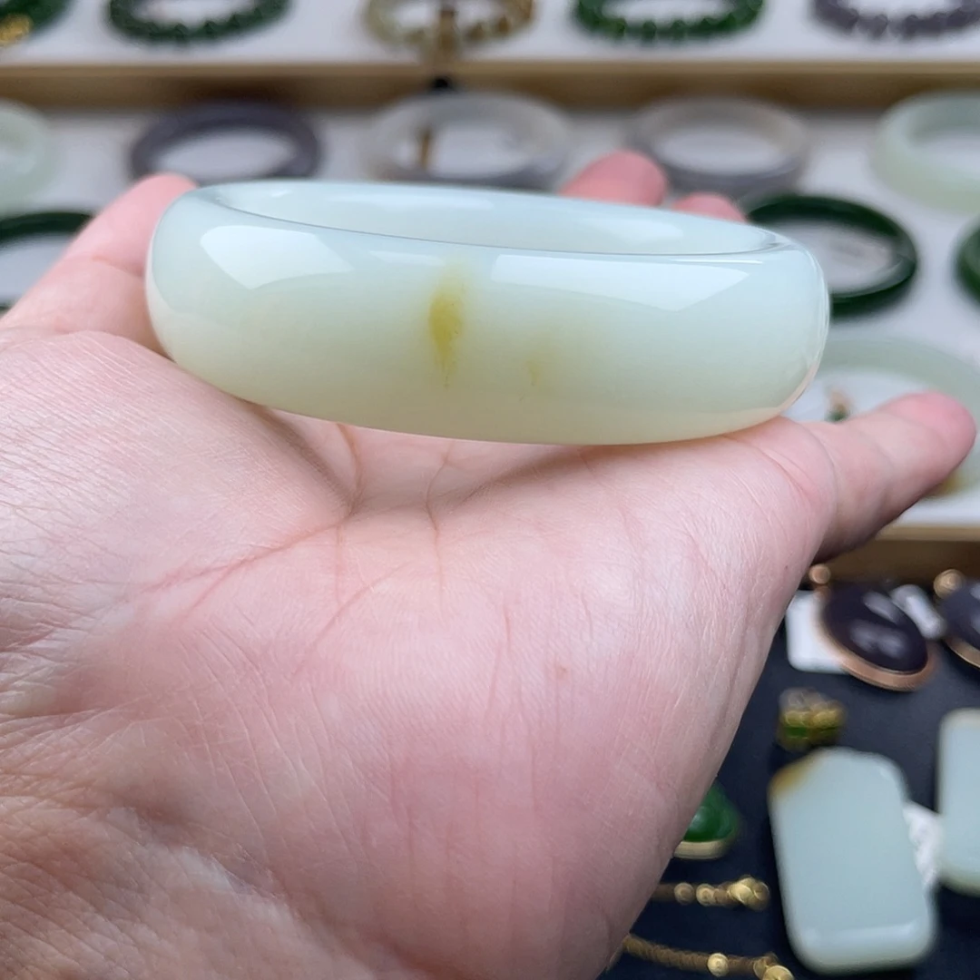 和田玉手镯未镶嵌