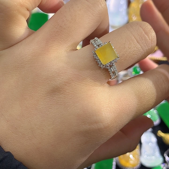 翡翠18K金镶嵌颈饰方糖