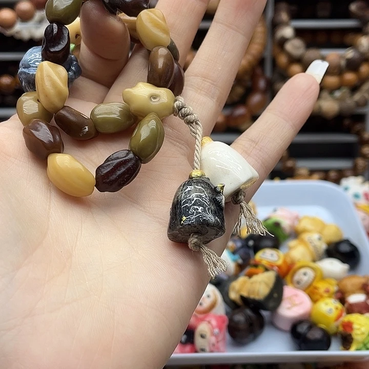 非金属手持和娃娃一起