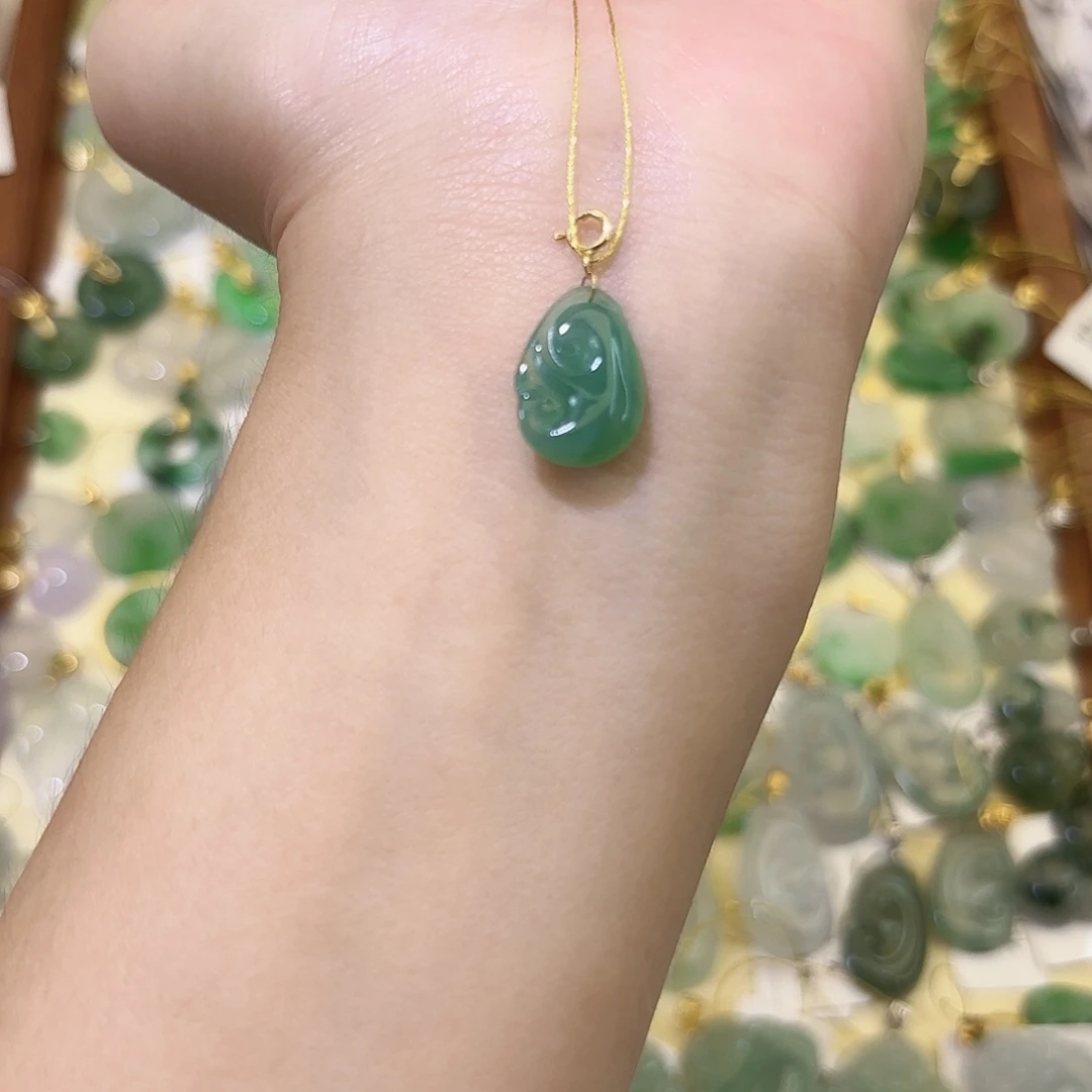 颈饰18K金镶嵌翡翠如意