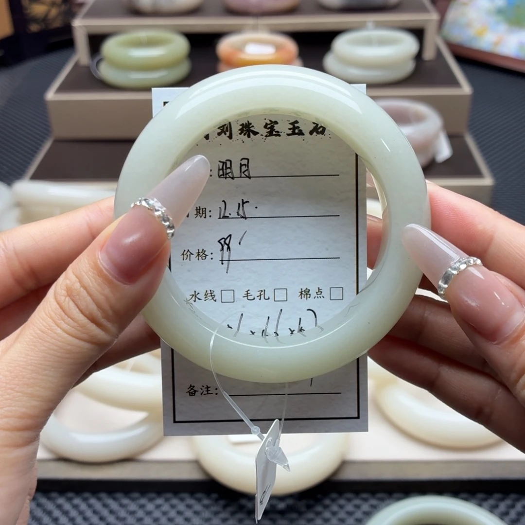 明***月石英质玉未镶嵌手镯