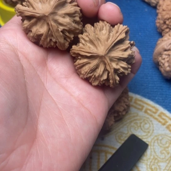 文玩核桃吊坠三棱
