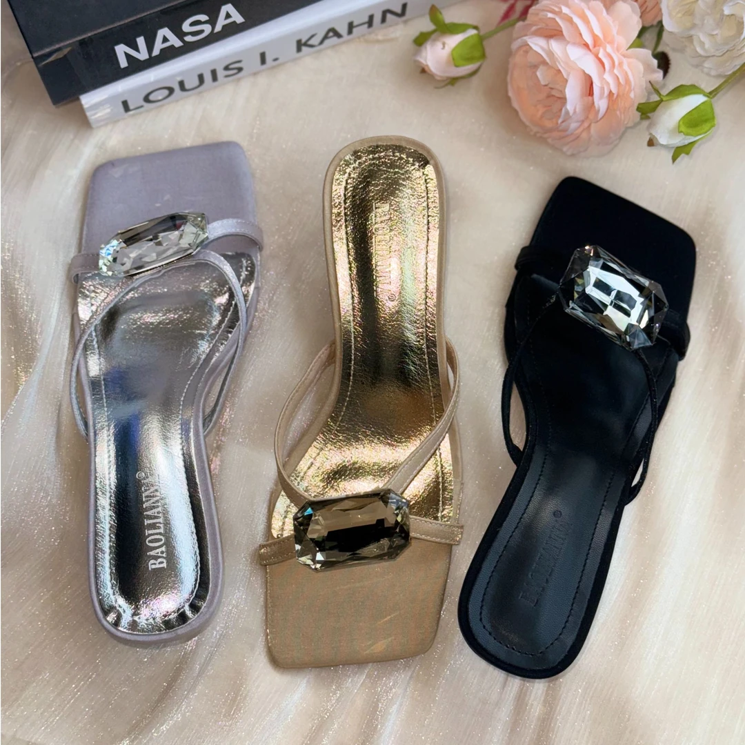 2025夏季新款高级大水钻小众猫跟设计款外穿法式露趾高跟凉拖鞋女