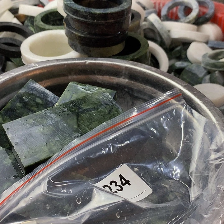 蛇纹石玉未镶嵌珠宝半成品山*边