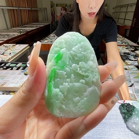 翡翠未镶嵌颈饰一个