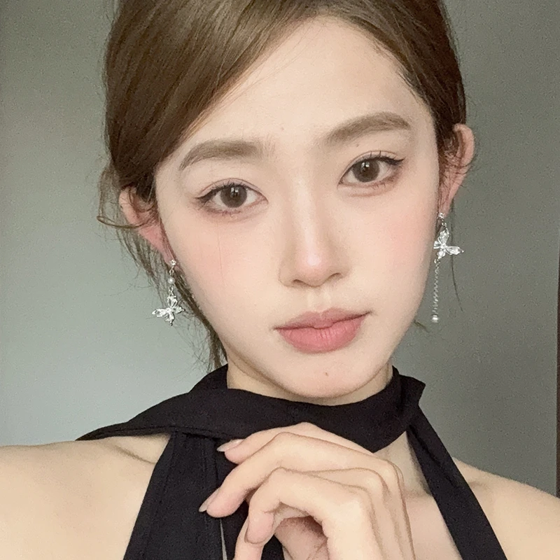 oushipei/欧诗佩 铜合金合成锆石耳饰 甜酷风镶钻不对称蝴蝶耳环