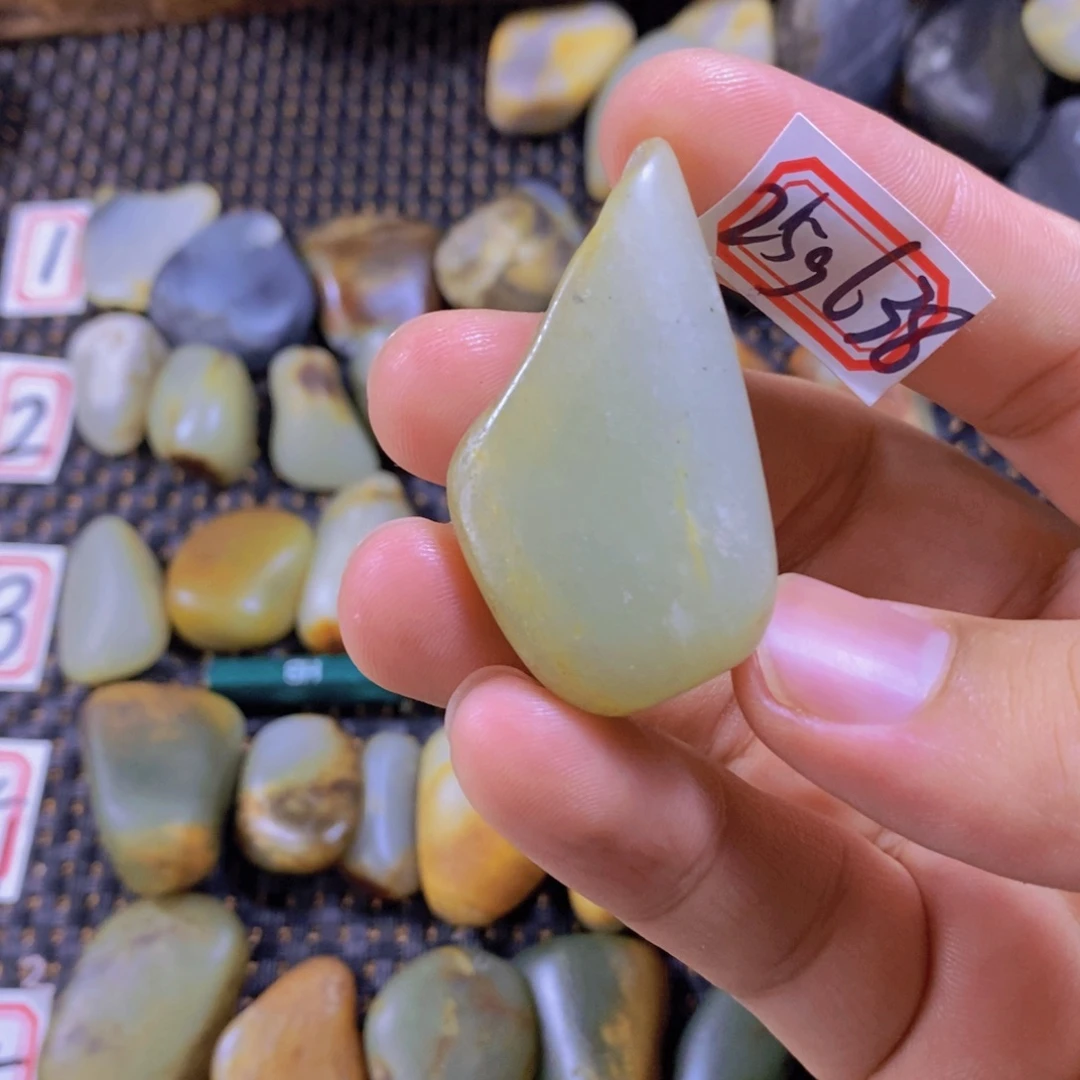 颈饰未镶嵌和田玉（糖玉）