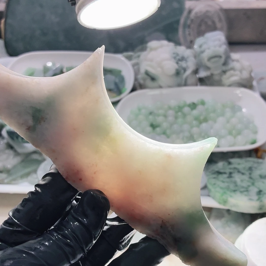 翡翠未镶嵌颈饰边角料