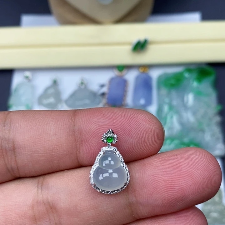吊坠(赠链)18K金镶嵌翡翠葫芦