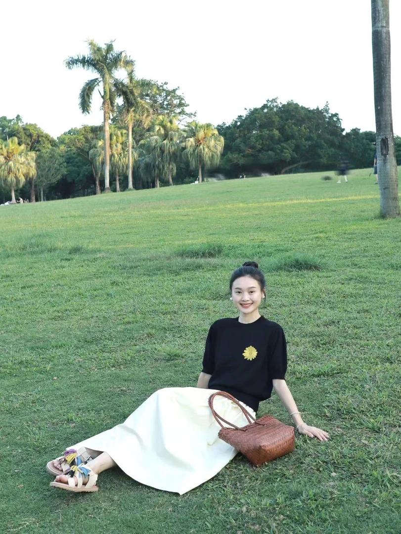 2025春夏新款韩系黑色刺绣短袖针织衫高腰显瘦百搭半身裙两件套装