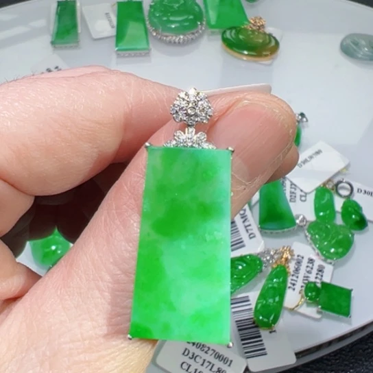 颈饰18K金镶嵌翡翠