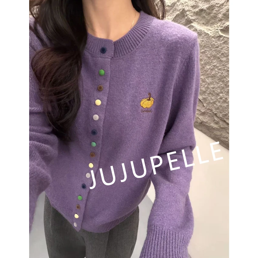 南瓜刺绣纯色彩扣2025秋冬新款韩系减龄宽松长袖针织开衫毛衣女士