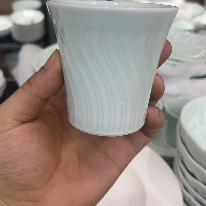 宋青芙蓉手握杯陶瓷的